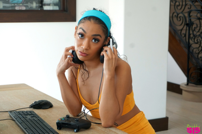 Sarah Lace - My Step Sis Is A Gamer Girl - S18:E10 - Bratty Sis