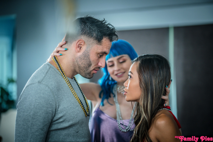 Jewelz Blu,Vina Sky - New Years Eve With My Step Family - S17:E2 - My Family Pies