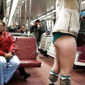 Voyeur exposing girls upskirt