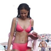 Voyeur exposing girls upskirt